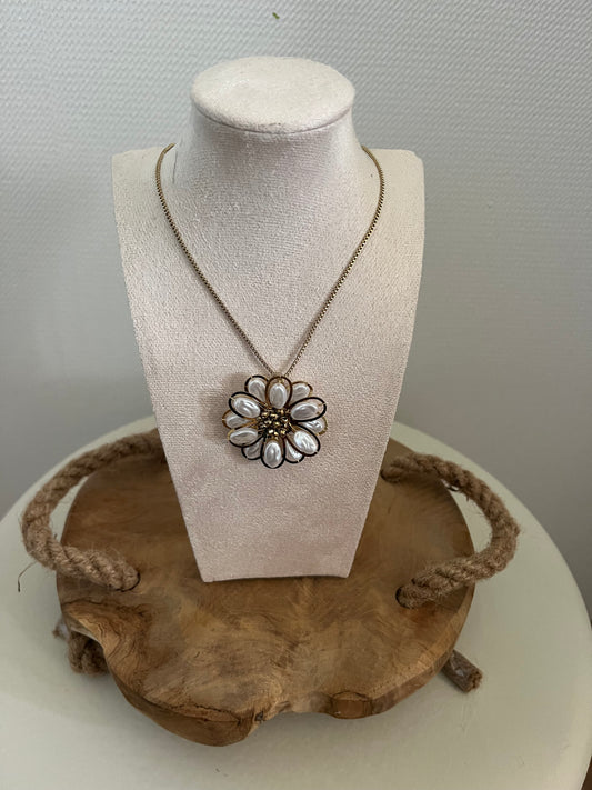 Collier fleur nacré