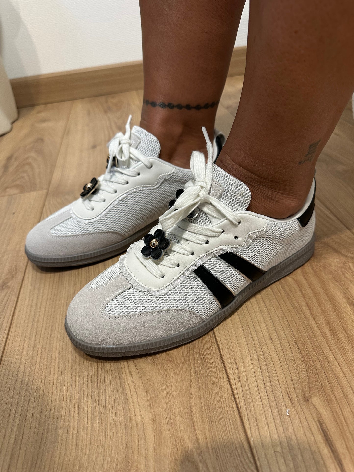 Basket fleur noire