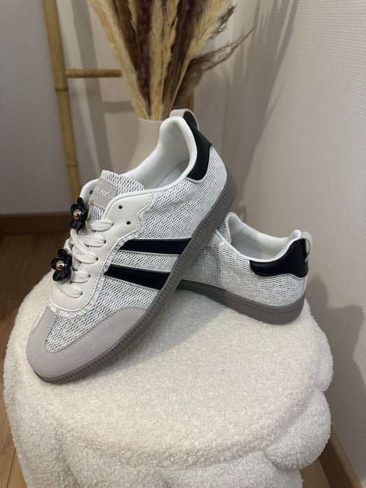 Basket fleur noire